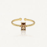 Bague ZELIE en acier inoxydable doré avec une pierre rectangulaire marron clair et un anneau à la texture martelée