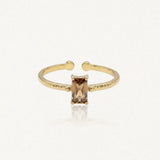 Bague ZELIE en acier inoxydable doré avec une pierre rectangulaire marron clair et un anneau à la texture martelée