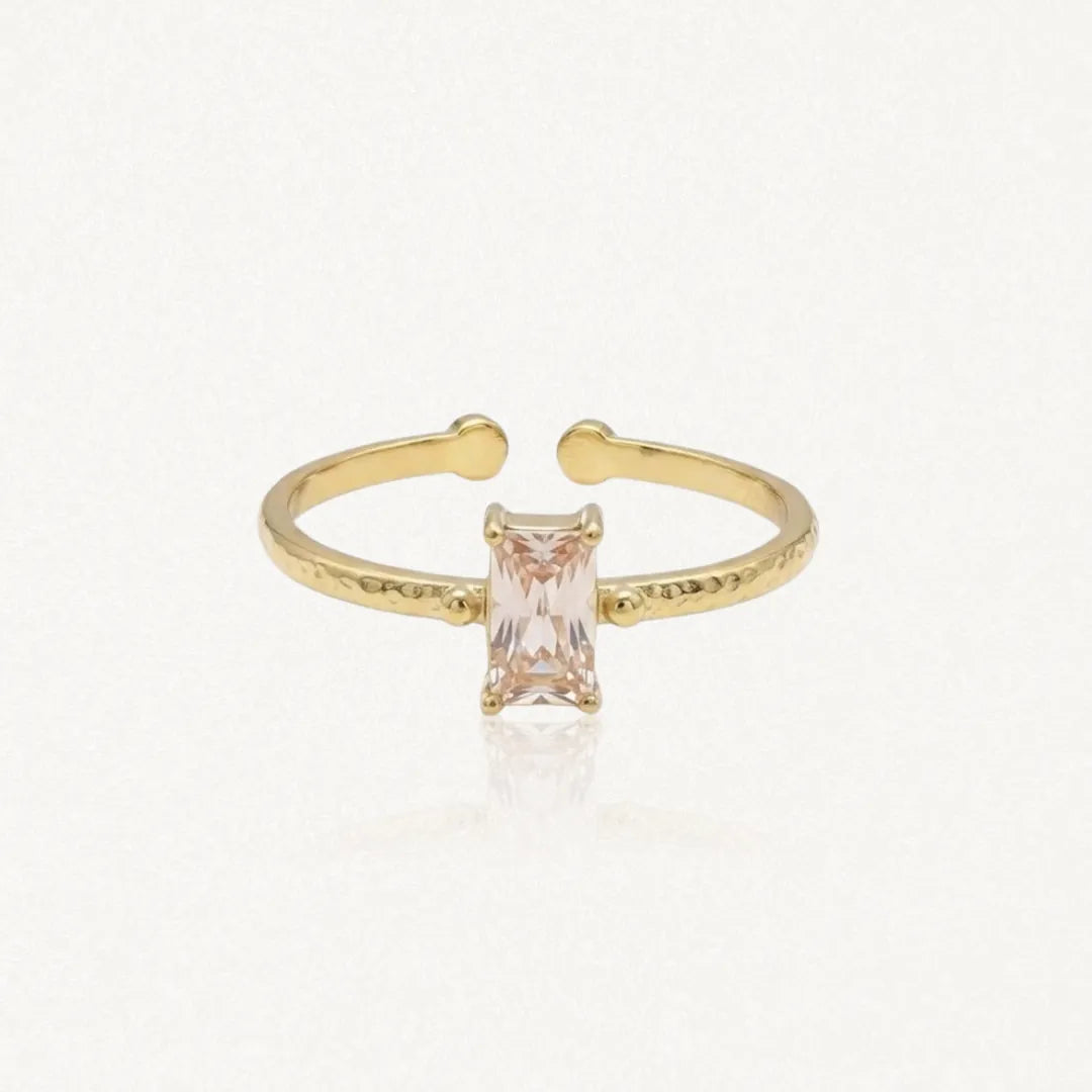 Bague ZELIE en acier inoxydable doré, anneau texturé avec une pierre rectangulaire rose pâle sertie au centre