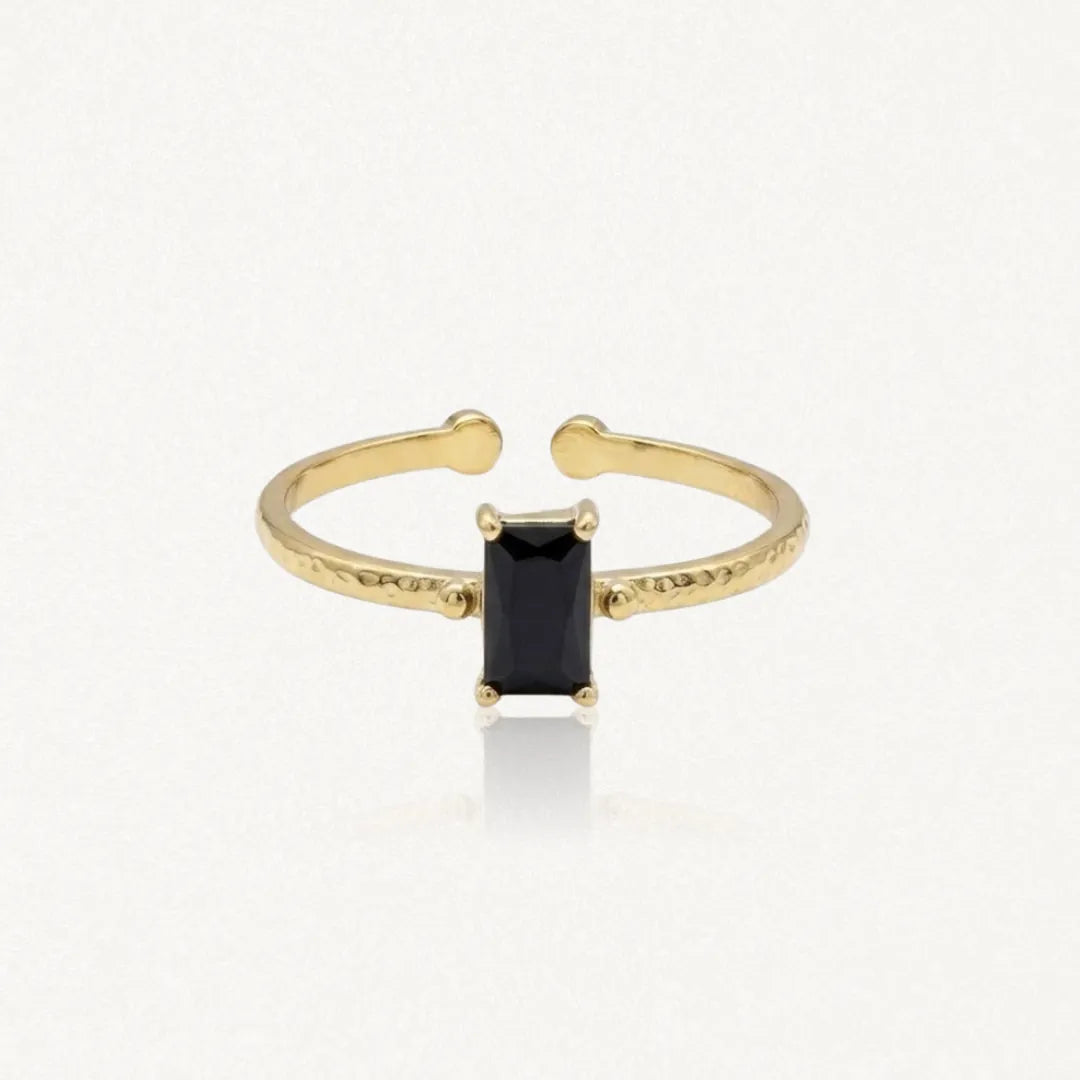 Bague Zelie en acier inoxydable doré avec une pierre rectangulaire noire et un anneau à la texture martelée
