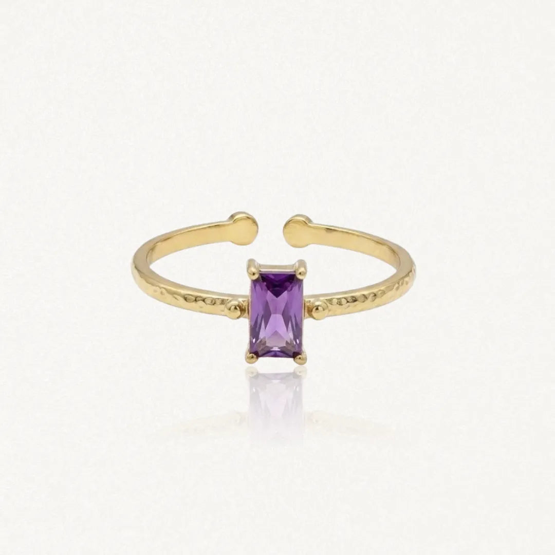 Bague Zelie en acier inoxydable doré avec une pierre rectangulaire violette et un anneau à la texture martelée