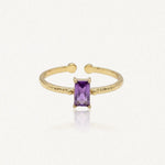 Bague Zelie en acier inoxydable doré avec une pierre rectangulaire violette et un anneau à la texture martelée