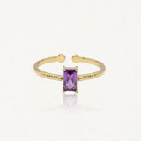 Bague Zelie en acier inoxydable doré avec une pierre rectangulaire violette et un anneau à la texture martelée