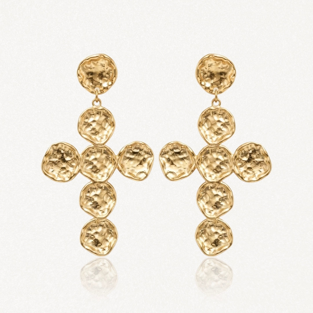 Paire de boucles d'oreilles pendantes dorées, composées de 7 pièces martelées irrégulières agencées en croix.