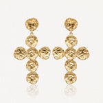 Paire de boucles d'oreilles pendantes dorées, composées de 7 pièces martelées irrégulières agencées en croix.