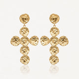 Paire de boucles d'oreilles pendantes dorées, composées de 7 pièces martelées irrégulières agencées en croix.