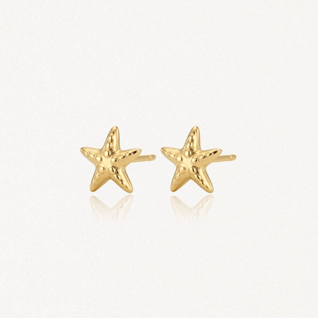 Boucles d'oreilles puces en acier inoxydable doré, étoiles de mer texturées.