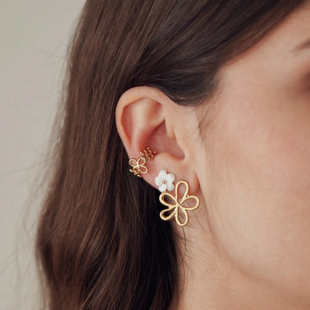 Boucles d'oreilles acier inoxydable dorées motifs fleurs portées: grande fleur ajourée, petite fleur blanche et mini fleur