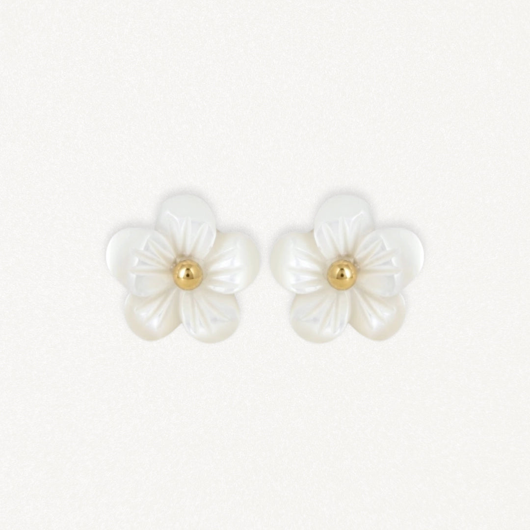 Boucles d'oreilles en acier inoxydable, fleurs blanches nacrées à cinq pétales avec centre doré.