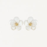 Boucles d'oreilles en acier inoxydable, fleurs blanches nacrées à cinq pétales avec centre doré.