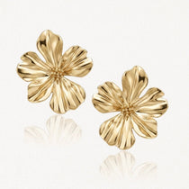 Boucles d'oreilles dorées en acier inoxydable, design fleur à 5 pétales ondulés et centre texturé.