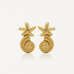 Boucles d'oreilles en acier inoxydable doré, motif étoile de mer et coquillage spirale. Bijou marin élégant.
