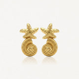 Boucles d'oreilles en acier inoxydable doré, motif étoile de mer et coquillage spirale. Bijou marin élégant.