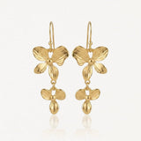 Boucles d'oreilles pendantes en acier inoxydable doré, avec motifs floraux superposés et goutte stylisée.