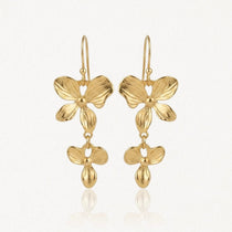 Boucles d'oreilles pendantes en acier inoxydable doré, avec motifs floraux superposés et goutte stylisée.