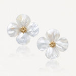 Boucles d'oreilles en acier inoxydable, motif fleur 4 pétales nacre blanche irisée, cœur doré.