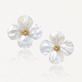 Boucles d'oreilles en acier inoxydable, motif fleur 4 pétales nacre blanche irisée, cœur doré.
