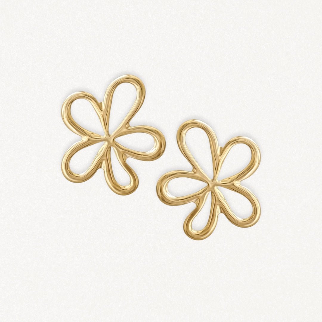 Boucles d'oreilles en acier inoxydable doré, design fleur abstraite et moderne à cinq pétales.