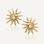 Boucles d'oreilles en acier inoxydable doré, forme soleil texturé avec perle nacrée centrale.