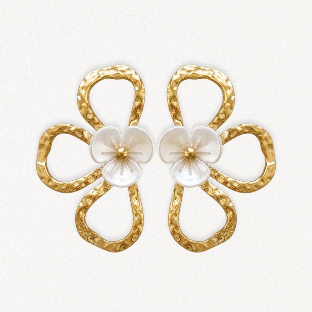 Boucles d'oreilles en acier inoxydable doré martelé, design fleur évidée avec fleur centrale nacrée et pistil doré.