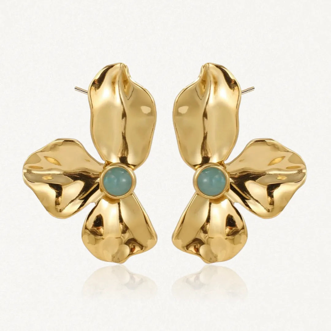 Boucles d'oreilles en acier inoxydable doré, forme de fleur aux pétales martelés. Une pierre naturelle ronde vert d'eau au