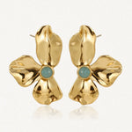 Boucles d'oreilles en acier inoxydable doré, forme de fleur aux pétales martelés. Une pierre naturelle ronde vert d'eau au