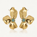 Boucles d'oreilles en acier inoxydable doré, forme de fleur aux pétales martelés. Une pierre naturelle ronde vert d'eau au