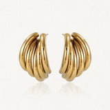 Paire de boucles d'oreilles en acier inoxydable doré, composées de 4 arcs tubulaires bombés et empilés.
