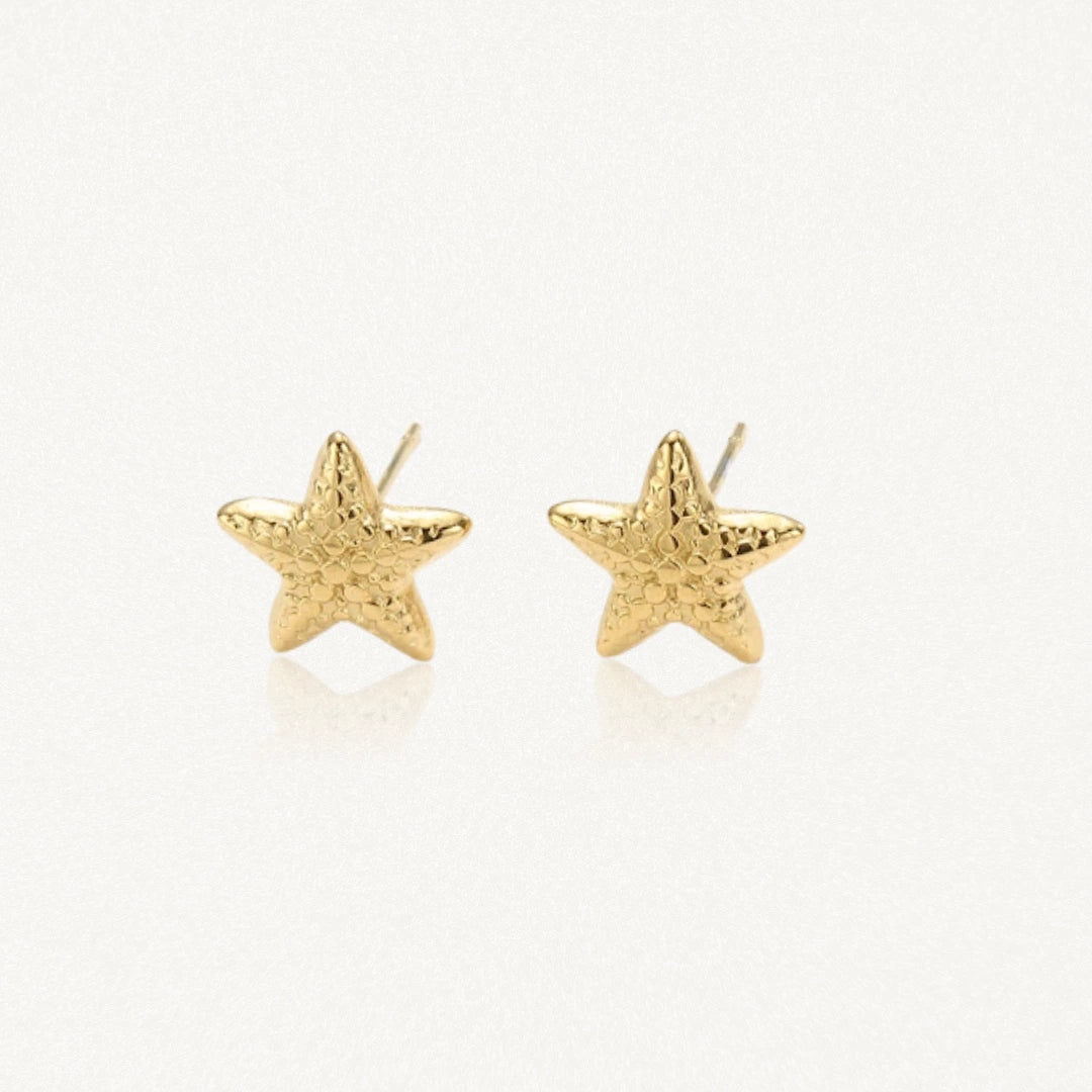 Boucles d'oreilles puces en acier inoxydable doré, étoiles de mer texturées.