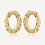 Paire de boucles d'oreilles ovales en acier inoxydable doré, avec une texture martelée et un relief organique.