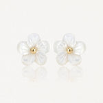 Paire de boucles d'oreilles à motif floral : deux fleurs à 5 pétales en nacre blanche irisée, avec un centre sphérique doré.