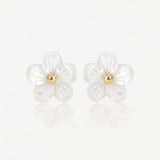 Paire de boucles d'oreilles à motif floral : deux fleurs à 5 pétales en nacre blanche irisée, avec un centre sphérique doré.