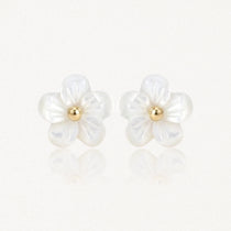 Paire de boucles d'oreilles à motif floral : deux fleurs à 5 pétales en nacre blanche irisée, avec un centre sphérique doré.