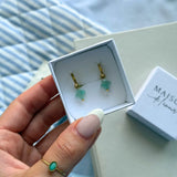 Boucles d'oreilles créoles (1,2cm) en acier inoxydable doré, breloques trèfles vertes translucides et bille dorée dans un