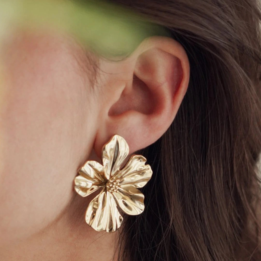 Collier édition limitée MAISON DE L'AMOUR porté au cou, style romantique et raffiné.