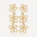 Boucles d'oreilles dorées pendantes, avec trois fleurs ajourées stylisées liées sur chaque boucle.