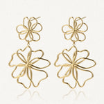 Boucles d'oreilles pendantes en acier inoxydable doré, avec doubles motifs floraux ajourés.