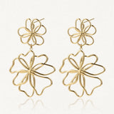 Boucles d'oreilles pendantes en acier inoxydable doré, avec doubles motifs floraux ajourés.