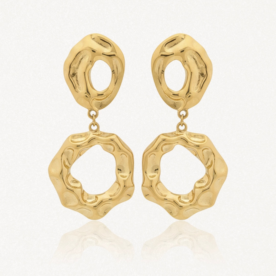 Paire de boucles d'oreilles pendantes dorées, à texture martelée, composées de deux formes organiques creuses reliées par un