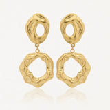 Paire de boucles d'oreilles pendantes dorées, à texture martelée, composées de deux formes organiques creuses reliées par un