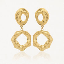 Paire de boucles d'oreilles pendantes dorées, à texture martelée, composées de deux formes organiques creuses reliées par un