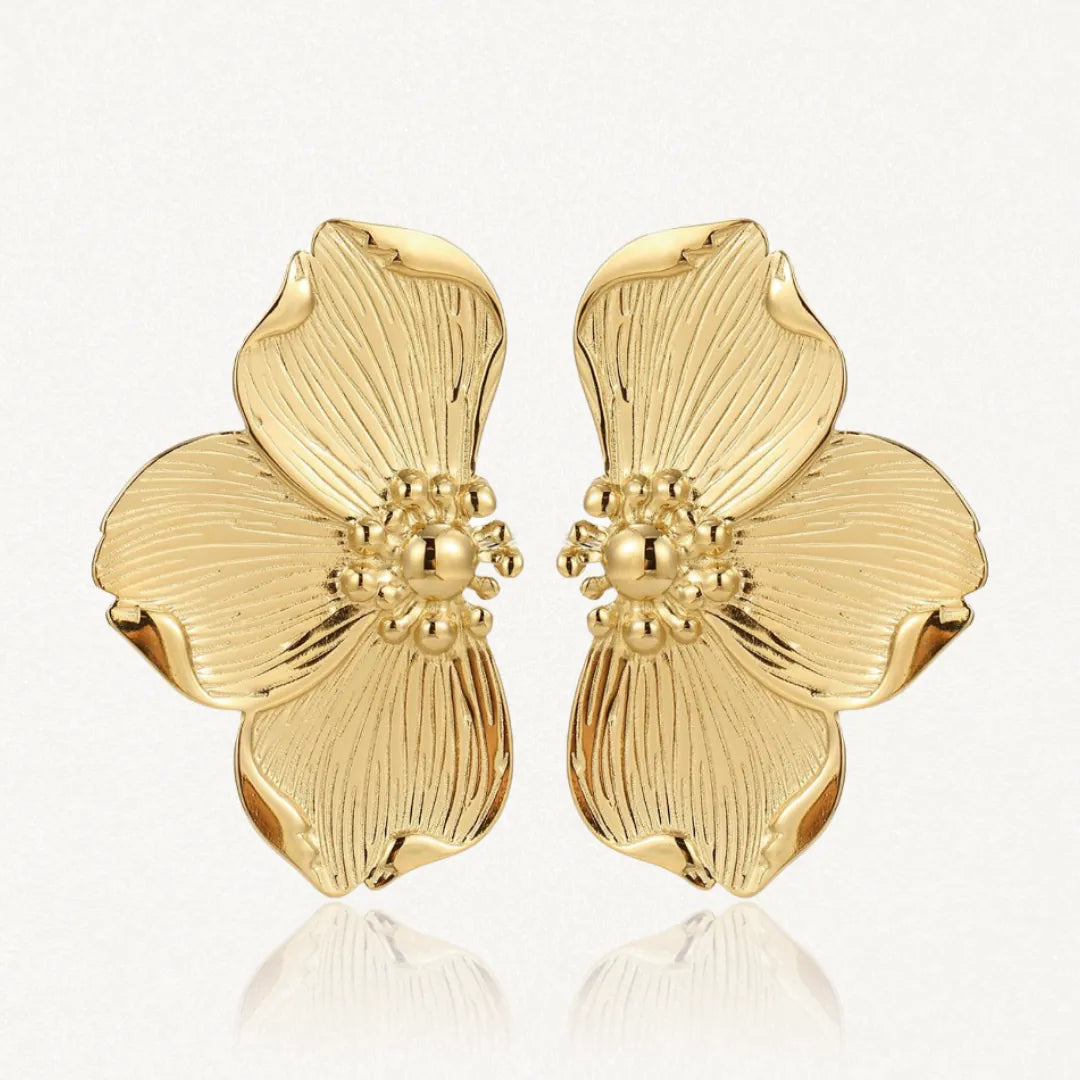 Boucles d'oreilles demi-fleurs symétriques en acier inoxydable doré, avec pétales striés et centre orné de billes.