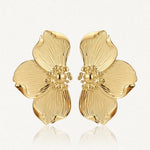 Boucles d'oreilles demi-fleurs symétriques en acier inoxydable doré, avec pétales striés et centre orné de billes.