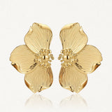 Boucles d'oreilles demi-fleurs symétriques en acier inoxydable doré, avec pétales striés et centre orné de billes.