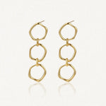 Boucles d'oreilles pendantes en acier inoxydable doré, composées de trois maillons irréguliers et brillants. Longueur 4 cm.