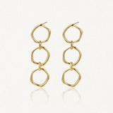 Boucles d'oreilles pendantes en acier inoxydable doré, composées de trois maillons irréguliers et brillants. Longueur 4 cm.