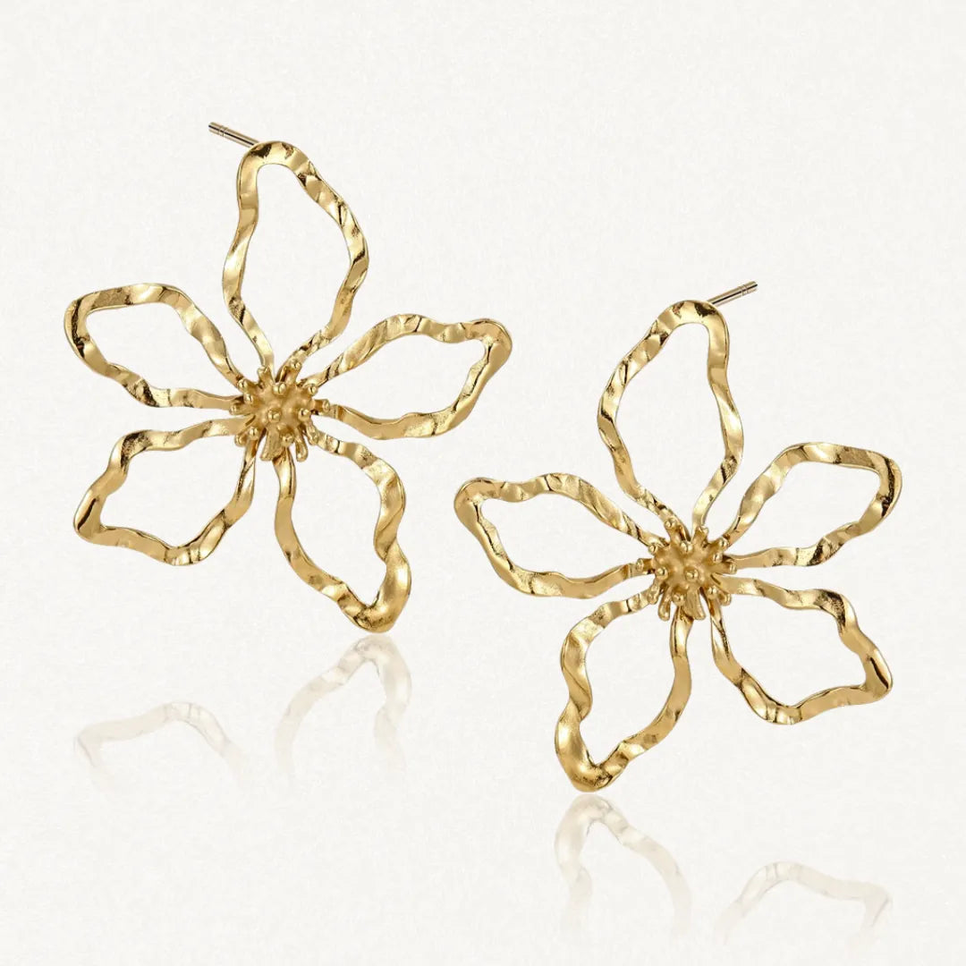 Paire de boucles d'oreilles fleurs martelées en acier inoxydable doré.