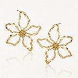Paire de boucles d'oreilles fleurs martelées en acier inoxydable doré.