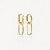 Boucles d'oreilles Kylie en acier inoxydable doré composées d'un anneau et d'un pendentif ovale orné de zircons