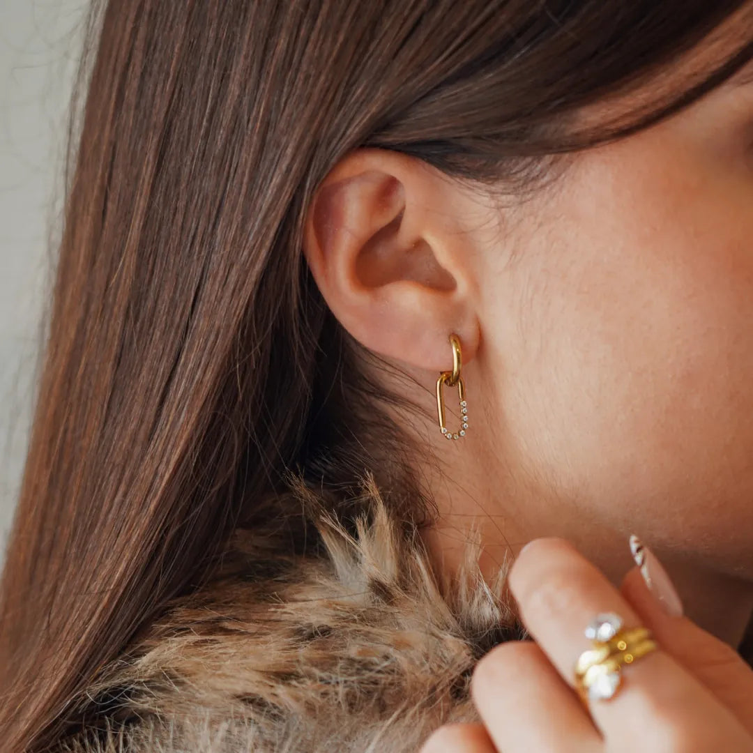 Boucles d'oreilles Kylie en acier inoxydable doré avec un anneau et un pendentif ovale orné de strass en zirconium
